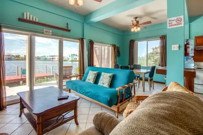 Image de Fantastic lagoon-front condo W/ free WiFi, full kitchen, dock, & great location