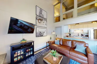 Image de Remodeled condo with mountain views, balcony, & hot tub access