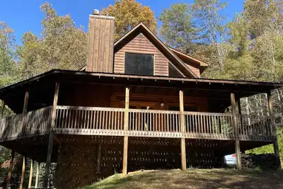 Image de Relax on our wrap around porch with a gorgeous view!