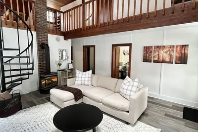 Image de Private home ~ mins from major attractions & steps away from the lake