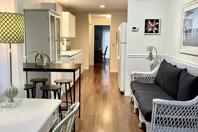 Image de Kitchen, living and dining space. 4bedroom, 3bath. Lg deck. Walk to downtown.