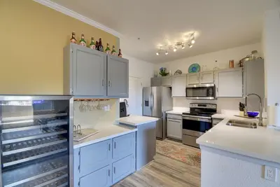 Image de 'Red Rox' Phoenix Condo w/ Patio ~ 3 Mi to Airport