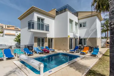 Villa  Vilas Boas, 10 minute walk from the Fisherman's beach and 5 from strip