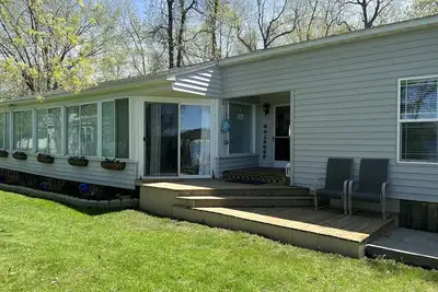 Image de Gorgeous open floor plan cottage on the shore of Lake Ontario