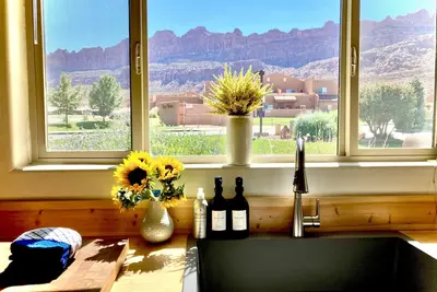 Image de Wonderful New Listing- Moab Getaway Renovated Luxury Rim Vista  **Pool Hot-tub**