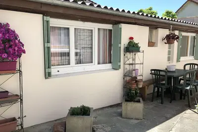 Image de Cosy cottage in a garden