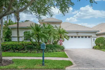 Image de Beach house in gated community. 4/3 with pool & hot tub, including guest cabana.