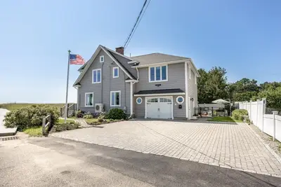 Image de Spectacular Oceanfront Property Offering Bold Panoramic Views of Saco Bay!