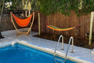 Image de Pineapple Cove-Adorable Home W/ Private Tropical Pool/ close to Beach & Park