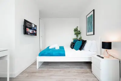 Image de Modern House - Parking - Garden - Near Qe & Uni