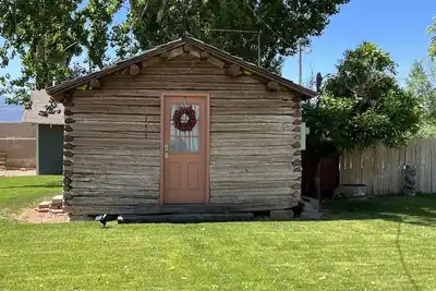 Image de Rustic Cabin in the City