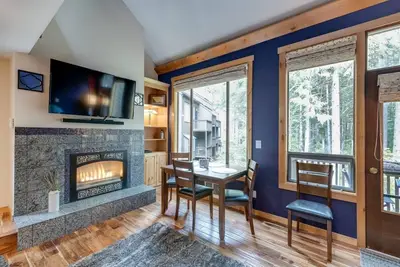Image de 23sw - Luxurious - Wi-Fi - Fireplace - Sleeps 4 by RedAwning