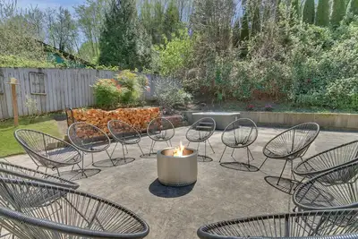 Image de Gig Harbor Haven- Brand New Hot Tub, Seclusion & Scenic Views of Nature!