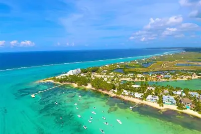 Renovated Rum Point 2 Bed Beachfront Condo w/ pool