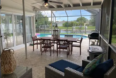 Image de Beautiful waterfront home, heated pool, bbq, dock, close to beaches, restaurant