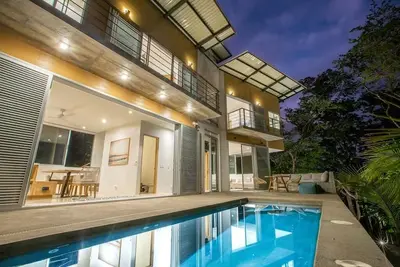 Image de 2br, 2. 5ba, Jungle views, walk to beach, Pool, Ac