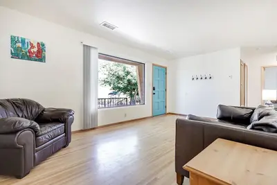 Image de 5 min to Old Town - Prime location - Game Room - gated parking