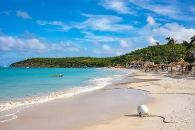 Spacious apartment 5 mins walk to the Beach