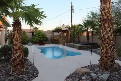 Image de Maison privée avec piscine, jacuzzi, bar tiki, garage, grand parking