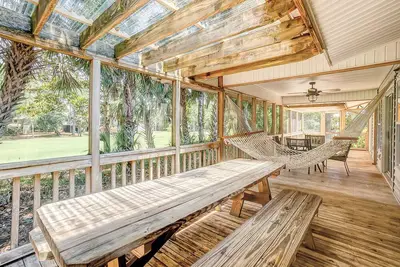 Image de Dog-friendly getaway by the beach with fast WiFi, large deck & golf course views