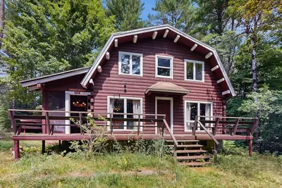 Image de Rustic, dog-friendly cabin with deck, screened porch.