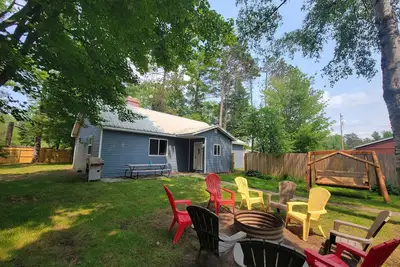 Image de Liberty Cabin, 3 blocks from Lake Superior, near Pictured Rocks and trail access