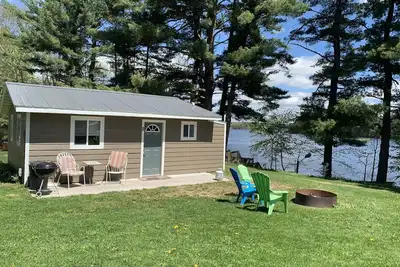 Image de Sam’s Place (Cabin 2) on Long Lake, near shore line, Quiet. Own dock available.