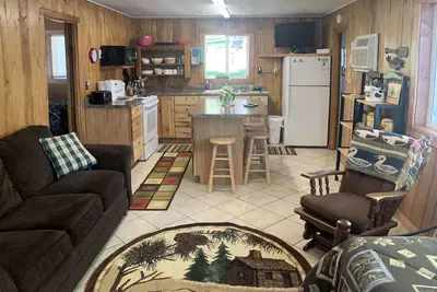 Image de Sam’s Place (Cabin 3) on Long Lake, near shoreline. Own dock available.