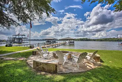 Image de Remodeled Cedar Creek Lake Retreat w\/ Fire Pit!