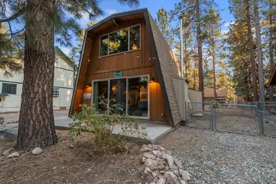 Image de The Cozy Bear Cabin - Walk to Lake & Village, Fire Pit, Outdoor Games