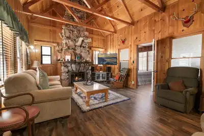 Image de Chalet Des Ours - Comfortable and spacious home with Hot Tub, Wifi! Close to everything!
