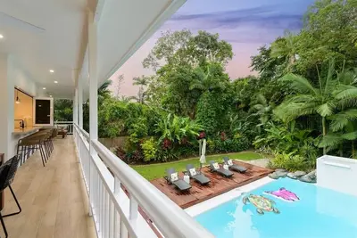 Image de Family friendly home with a private Heated pool. Walking distance to Four Mile Beach