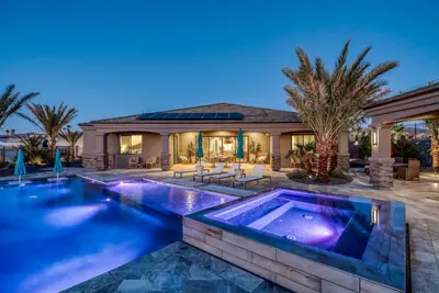 Image de Custom Luxury 4 master suite home with cabana, large pool and twin 60’ Rv bays!