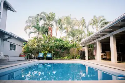 Image de Large, beautiful, updated home w/pool, Ac, mins from beach in Kailua! Flex stays!