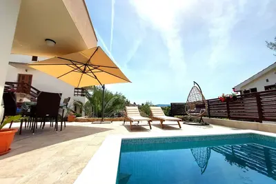 Image de Villa Ira with pool, family-friendly, WiFi, parking, pets allowed