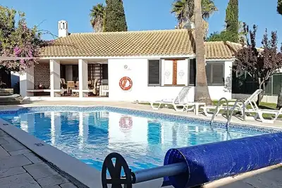 Idéal pour les familles, 3 chambres, 2 salles de bain, piscine, wifi, A/C