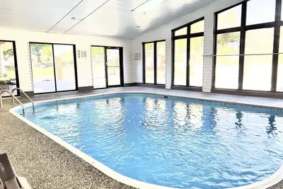 Image de Spacious 2br/2ba – Ground Level, Near Attractions - Indoor/Outdoor Pool, Hot Tub