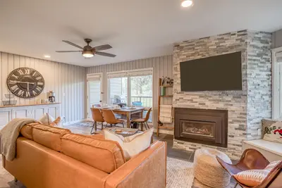Image de Newly Renovated, 2 Bedroom Corner Condo with Access to Pool, Bikes