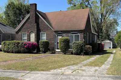 Image de Beautiful 1930s brick home in historic district.