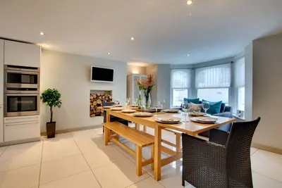 Image de Sillwood House - Cinq Chambres Maison, Couchages 12