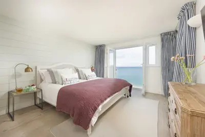 Image de Emerald - a fantastic sea view apartment overlooking Carbis Bay