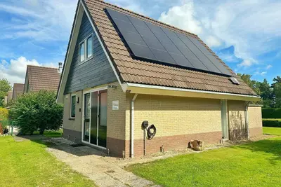 Image de This six-person bungalow exudes a wonderfully relaxed holiday feeling. A wonderful base for a visit to the beach, sea and dunes.