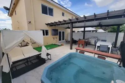 Image de Boutique Style Home 3 Bedrooms Mini-Golf, Bbq, Hot Tub, Ev-Charger Games Casino