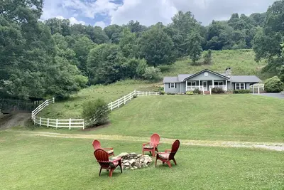Image de Gingerbread: Hot Tub + Access to Farm Amenities Petting Zoo