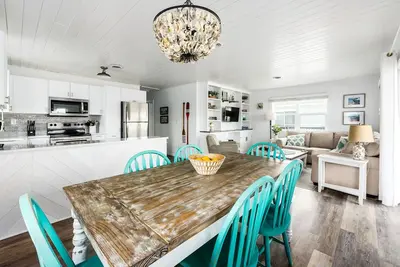 Image de Beach Getaway! Walk to beach. Hot tub, close to shops, dogs allowed