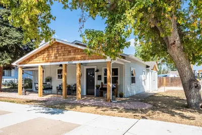 Image de Charming cottage located in historic downtown Louisville.