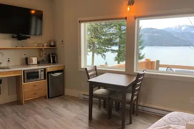 Image de \"The Lodge on Harrison Lake\" Guest Suite 4 Wheelchair Accessible