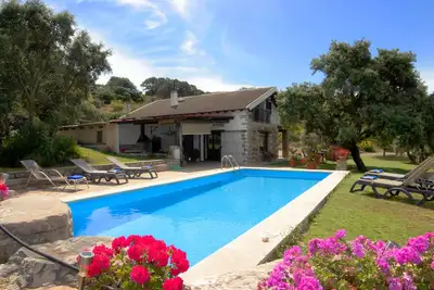 Image de Rural house with spacious exterior and views of the mountains of Malaga. full rent