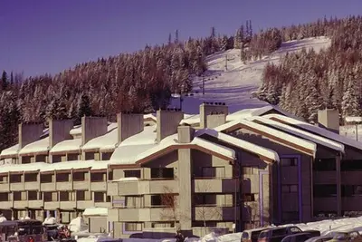 Image de Large, Split Level Condo