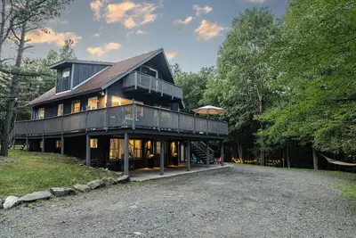 Image de Peaceful 3-Story Chalet by a Stream Nature Escape – Poconos